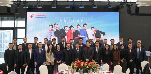 아랫줄 왼쪽 일곱 번째부터 중국동방항공 왕강 한국 지사장, 주한중국대사관 양쯔린 공사참사관, 중국주서울관광사무소 강파 소장 / 김다미 기자