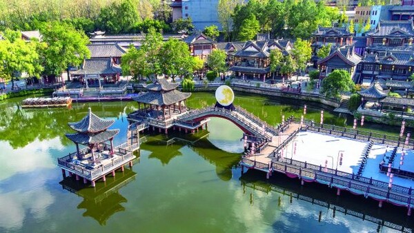 시대의 재현을 넘어서 그림이 종이를 뚫고 나온 세트장 ‘청명상하도’