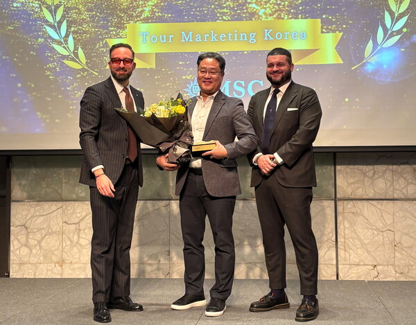 투어마케팅코리아가 운영하는 크루즈 예약 플랫폼 ‘cruiseTMK’가 ‘MSC 크루즈 갈라 나이트 & 2025 리코그니션 어워즈’에서 ‘베스트 온라인 에이전시’ 상을 수상했다 / 투어마케팅코리아