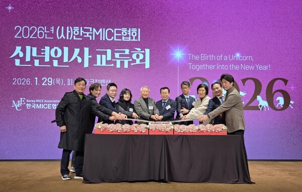 한국MICE협회 신현대 회장 등 주요 인사들이 떡케이크 절단식을 진행하고 있다 / 김선주 기자