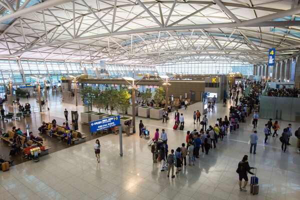 사람들로 북적거리는 인천공항 1터미널 출국장 풍경 / 여행신문 CB