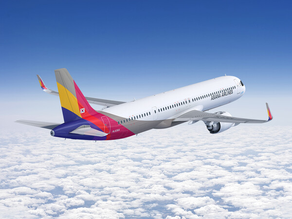 아시아나항공의 지난해 별도 기준 매출액은 전년대비 약 8,623억 원(-12.2%) 감소한 6조1,969억 원으로 집계됐다 / 아시아나항공