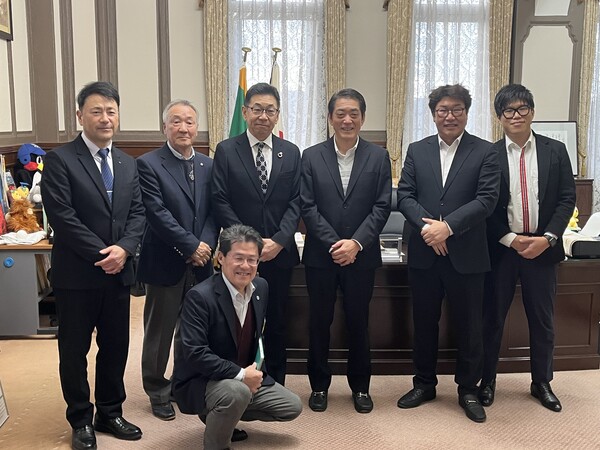 와이투어앤골프 김대곤 대표(왼쪽 다섯 번째)가 일본 대회 관련 협의 후 나카무라 에이메현 지사(왼쪽 네 번째), 카토 에히메현 골프협회장(왼쪽 두 번째) 등과 포즈를 취했다. / 와이투어앤골프