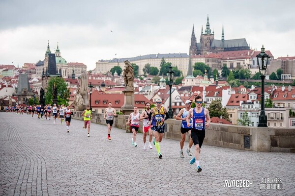 개별여행 전문그룹 내일투어가 지난 ‘가오슝 푸본 마라톤’ 원정대의 뜨거운 성원에 힘입어, 이번에는 유럽에서 가장 아름다운 코스로 손꼽히는 ‘2026 프라하 국제 마라톤’ 원정대를 모집한다 / 내일투어