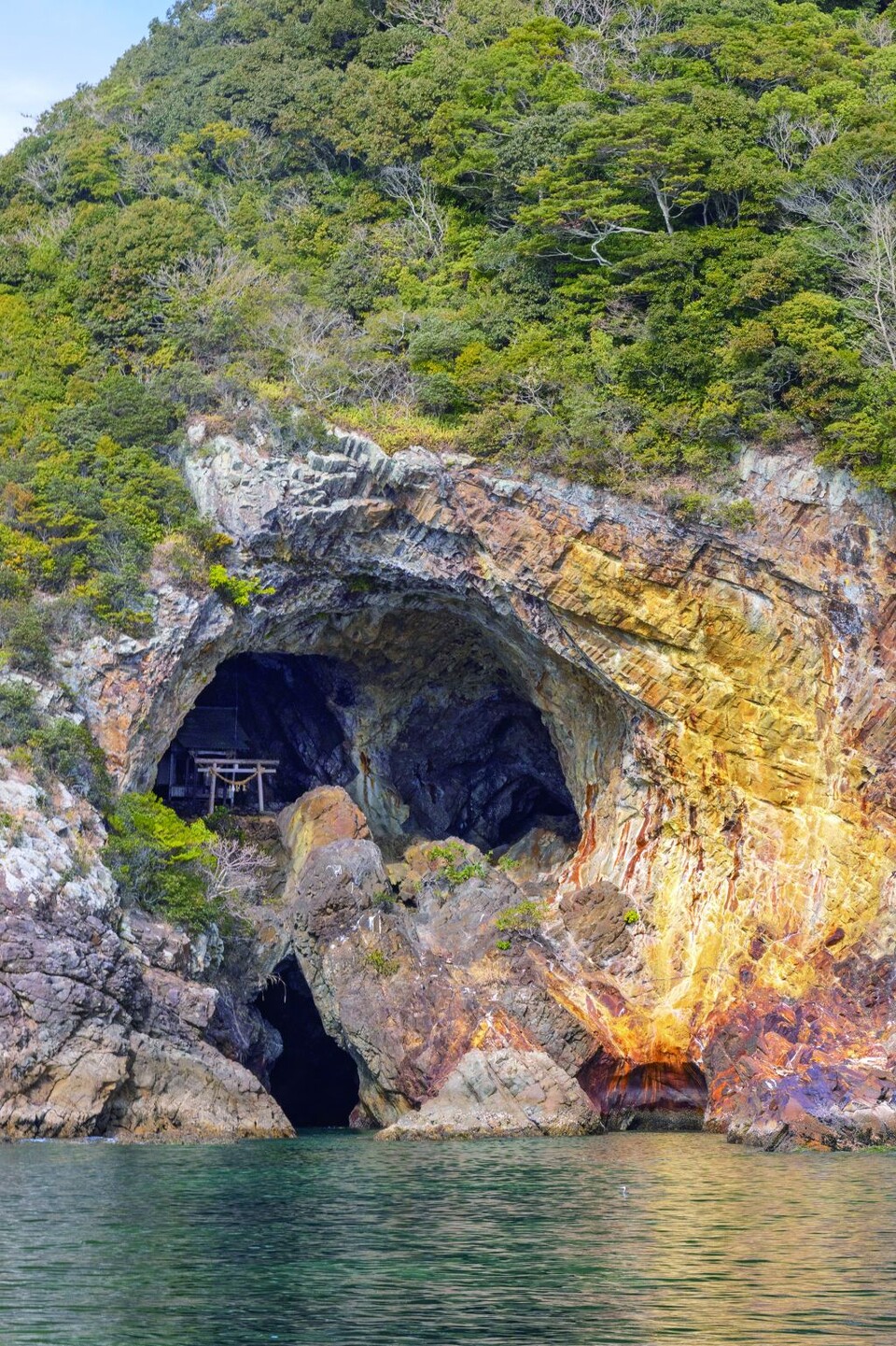 오미쿠라사당을 둘러싼 바위는 황화철을 함유해 금빛으로 빛난다