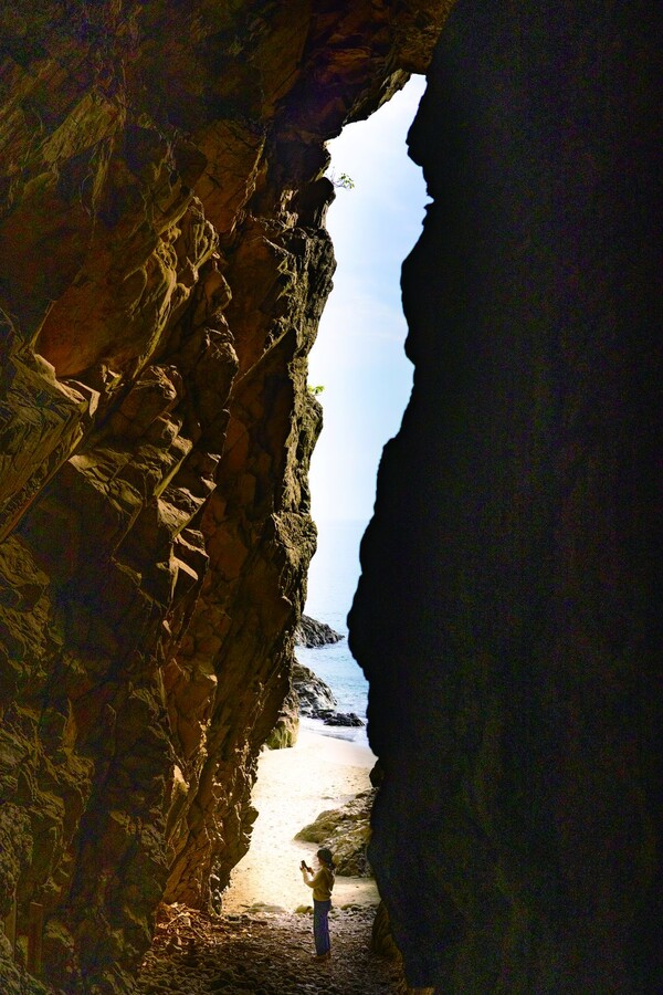 오미 신사의 해식 동굴은 승룡하는 형태를 띠고 있다