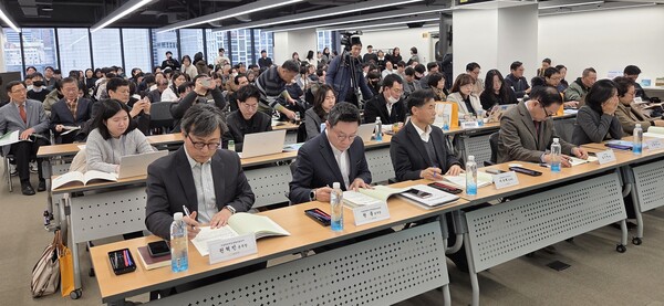 서울시는 ‘2026서울스프링페스티벌’을 4월10일부터 5월5일까지 한강공원 전역에서 개최하며, 드론라이트쇼, 회전목마 체험, 케이팝·클래식·국악 공연 등이 진행된다 / 송미주 기자