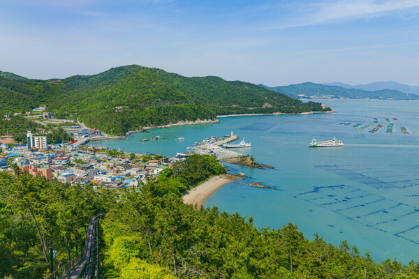 정부와 한국관광공사가 농어촌 인구감소지역 여행시 경비의 절반을 환급해 주는 ‘지역사랑 휴가지원’ 시범사업(예산 65억원)을 처음 편성해 추진한다 / 여행신문 CB