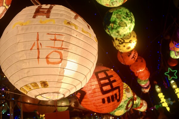 가지각색의 등불이 축제장을 화려하게 물들였다 / 송미주 기자 