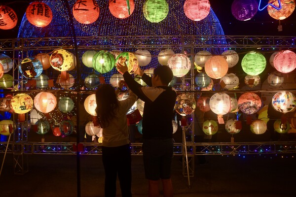 등불과 소원 카드를 매달며 기도하는 관람객들 / 송미주 기자