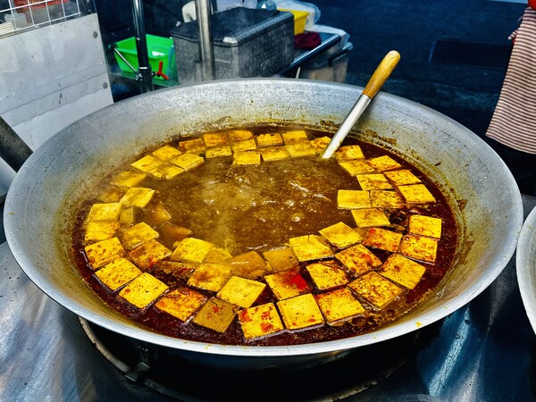 야시장에서 가장 강한 존재감을 발산하는 건 취두부다 / 송미주 기자