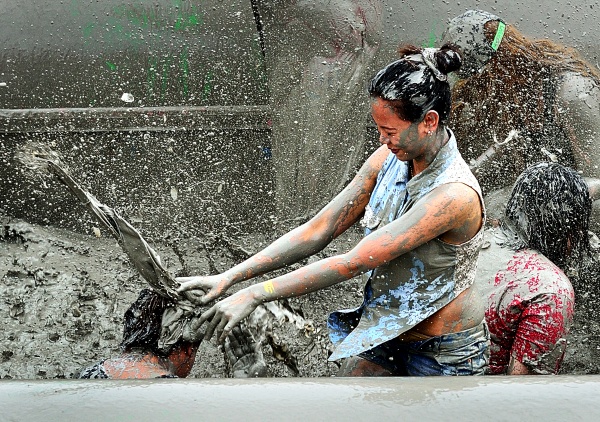 보령머드축제 참여자가 체험존에서 머드체험을 하고 있다 / 보령해양머드박람회