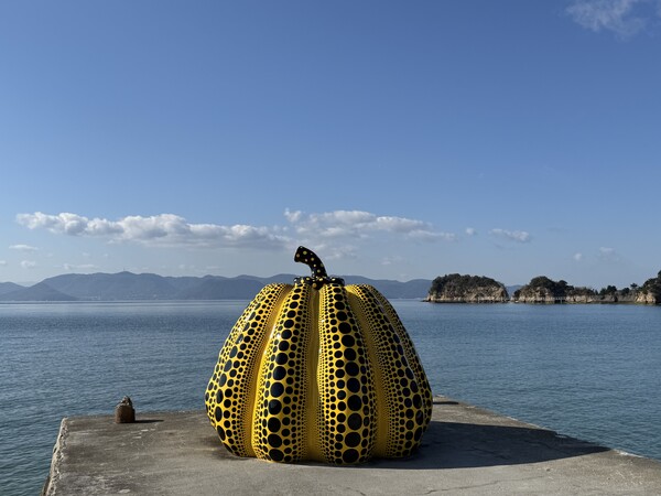 나오시마를 상징하는 쿠사마 야요이 작가의 '호박' / 안인석 기자
