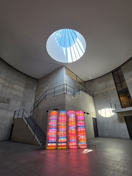 베네세하우스에 전시된 브루스 나우먼의 작품 '100 Live and Die'. 안인석 기자