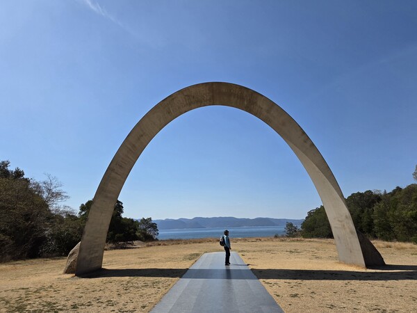이우환미술관 앞 바다 쪽으로 향한 작품 '무한문'. / 안인석 기자