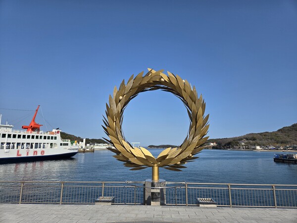 도노쇼항에 전시된 최정화 작품 '태양의 선물'. / 안인석 기자