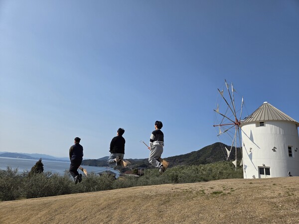 쇼도시마의 인기관광지 올리브공원 내 풍차 앞에서 여행객들이 애니메이션 인증샷을 찍고 있다. / 안인석 기자