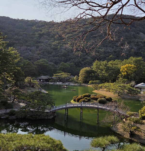 다카마쓰의 도심 정원인 리쓰린공원 전경. / 안인석 기자