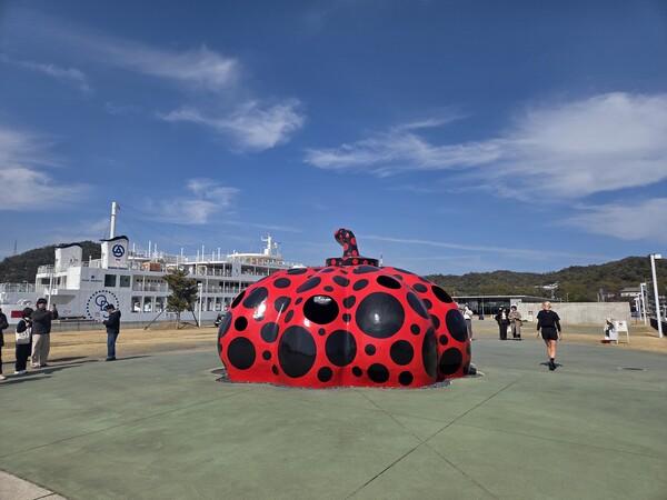 나오시마의 상징 호박. / 안인석 기자