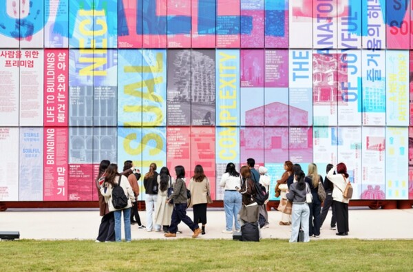 2025년 서울 예술관광 시범코스에 참여한 외국인 관광객들이 서울도시건축비엔날레 도슨트 투어에 참여하고 있다. / 서울관광재단