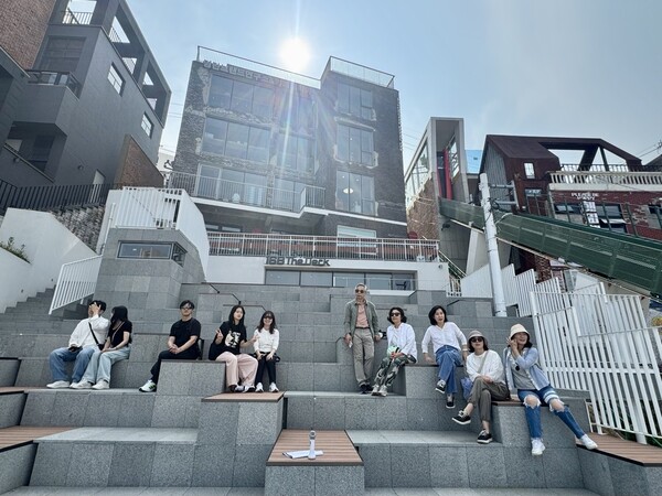 지난해 건축투어 참가자들이 산복도로 168전망대에서 잠시 포즈를 취했다. /부산시