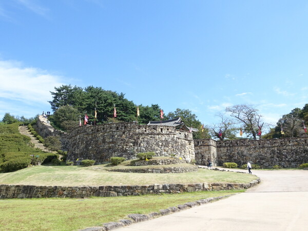 정부가 오는 4월부터 ‘지역사랑 휴가지원 시범사업(대한민국 반값여행)’을 시행하는 가운데, 국내여행 전문 여행사들은 내수 관광 활성화의 기회로 평가하면서도 개인 여행객 중심의 지원 방식에 아쉬움을 표했다 / 여행신문 CB