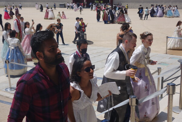 외국인 관광객들이 흥례문을 통해 경복궁 내부로 들어가고 있다 / 여행신문 CB