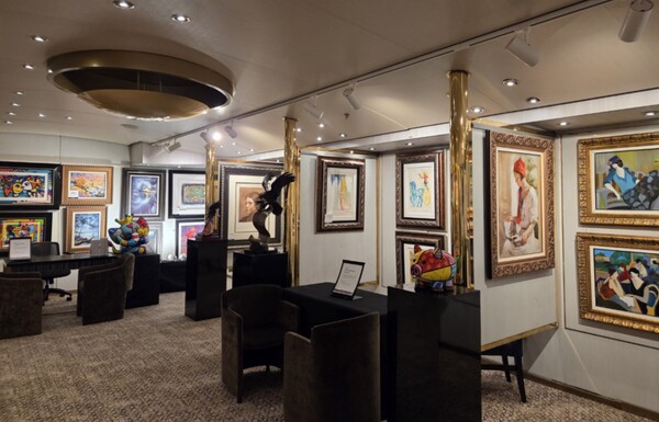 선내의 갤러리. 이곳에서는 실제 경매가 진행되기도 한다. / 안인석 기자