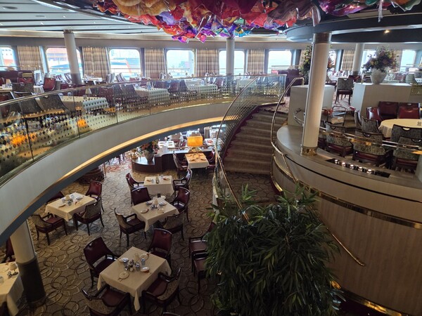 복층 구조의 메인 다이닝 레스토랑. 테이블이 프라이빗을 강조한 2인 또는 4인용이다. / 안인석 기자