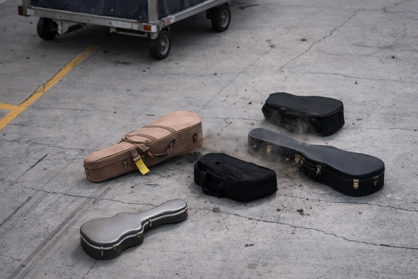 공항 수하물 직원이 고가 기타를 활주로에 내던지는 장면이 400만 뷰를 넘기며 논란이 확산되고 있다 / AI 생성 이미지