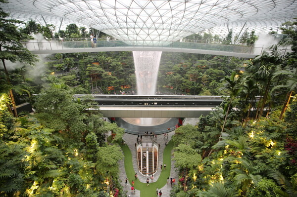 ‘2026 세계 최고 공항(World's Best Airports 2026)’에서 싱가포르 창이공항(Singapore Changi Airport)이 1위를 지켰다 / 여행신문CB