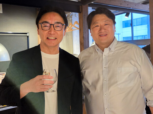 도쿠시마현 고토다 마사즈미 지사(왼쪽)와 도쿠시마현관광협회 강성문 부이사장이 한국 미디어와 여행사 팸투어 참가자들과 간담회를 갖고 한국 시장 공략에 대한 적극적인 의지를 밝혔다 / 김선주 기자