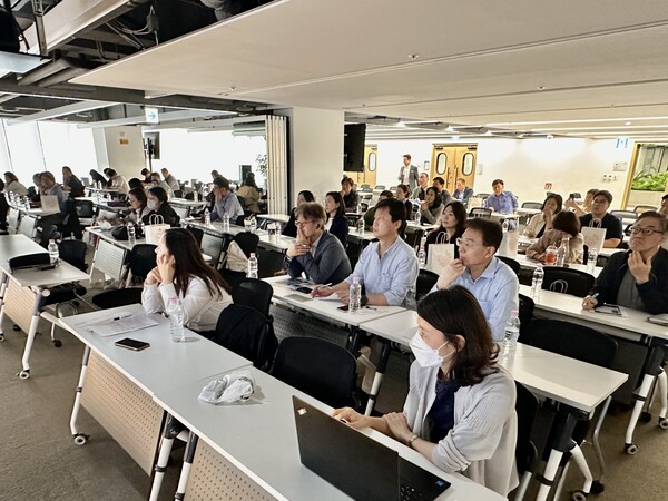 설명을 듣는 행사 참여자들의 모습 / 송미주 기자