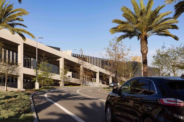 로스앤젤레스 국제공항(LAX)에 오픈한 통합 렌터카 센터 / 로스앤젤레스관광청