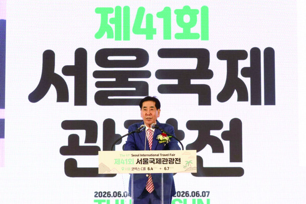 신중목 코트파 조직위원장이 국내외 관광산업의 교류와 협력을 강조하며 개회사를 하고 있다 / 김주현 인턴 기자 