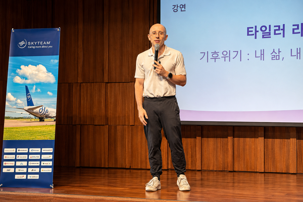 이어진 특별 강연에서는 방송인 타일러 라쉬가 ‘기후 위기는 곧 사람의 위기’를 주제로 발표를 이어갔다 / 송미주 기자