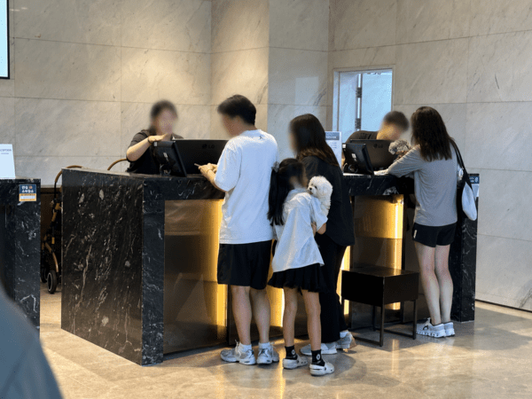 체크인 데스크 앞은 이미 반려견 가족들로 북적였다 / 송미주 기자