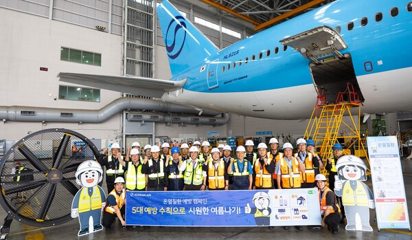 대한항공이 7월22일 인천국제공항 화물터미널과 램프, 정비고 등 옥외 근무 현장을 점검하고 근로자들에게 온열질환 예방물품을 전달했다