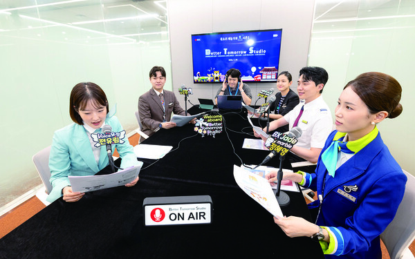 대한항공이 임직원 참여형 오디오북 제작 사회공헌활동 ‘베터 투모로 스튜디오’를 진행했다
