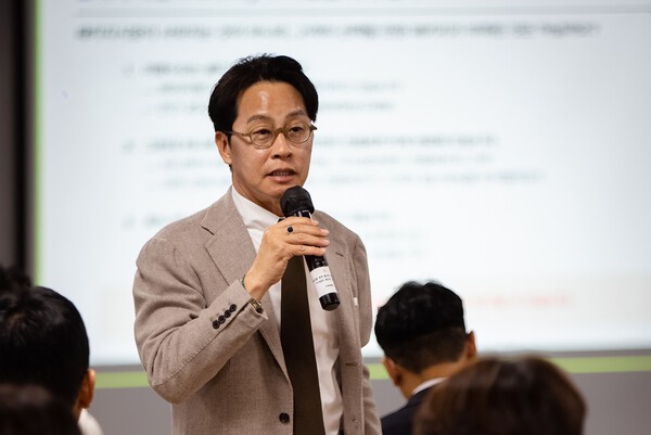 지난 18일 서울 종로구 본사에서 조좌진 신임 대표가 임직원을 대상으로 전략 프레젠테이션을 진행하고, 새로운 성장 방향을 담은 중장기 전략 ‘하나투어 Chapter 2’를 발표했다 / 하나투어