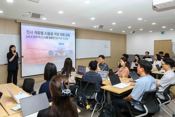 제주항공이 대표이사와 임원진, 팀장급 관리자, 실무진까지 전 임직원을 대상으로 AI 활용 역량 강화 교육에 나섰다 / 제주항공
