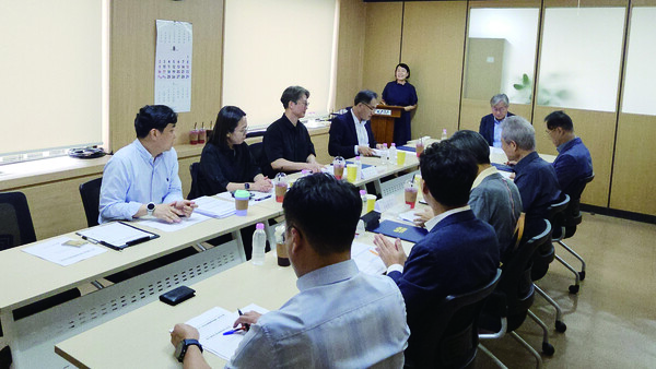 한국여행업협회(KATA)가 8월 28일 협회 회의실에서 ‘여행산업 공정상생협력위원회’를 열고 위원 위촉식을 함께 진행했다 / KATA