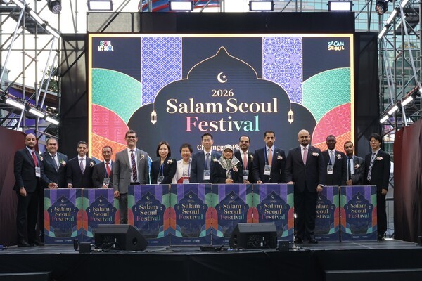 ‘2026 살람서울 페스티벌’ 개막식에 참석한 주요 내빈들이 기념촬영을 하고 있다 / 김주현 인턴기자
