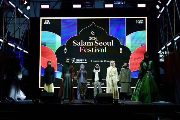 히잡과 퓨전한복 등 서울과 아·중동의 문화를 결합한 의상을 선보이고 있다 / 김주현 인턴기자