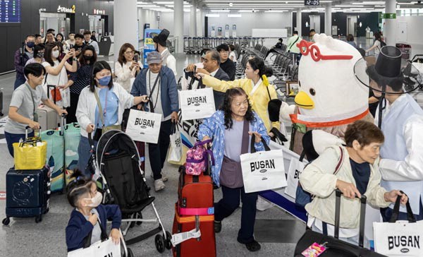 아시아를 중심으로 ‘부산병’ 열풍이 불면서 부산시와 부산관광공사가 ‘부산병 치유 프로모션’을 추진한다. 사진은 김해공항에서 대만 관광객 대상 환영 행사 모습. /부산관광공사 제공