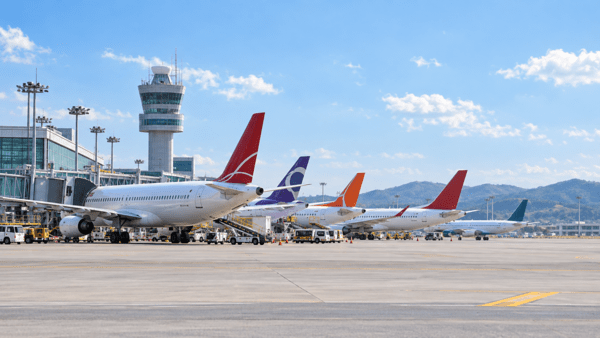공항 계류장에 여러 여객기가 나란히 주기돼 있는 모습 / 챗GPT 생성 이미지