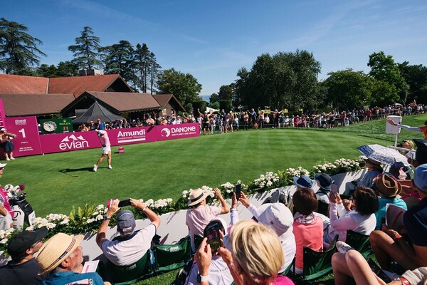 한진트래블이 2027년 LPGA 메이저 대회 ‘아문디 에비앙 챔피언십’ 참관과 프랑스·스위스 골프 라운딩을 결합한 상품을 선보였다 한진트래블
